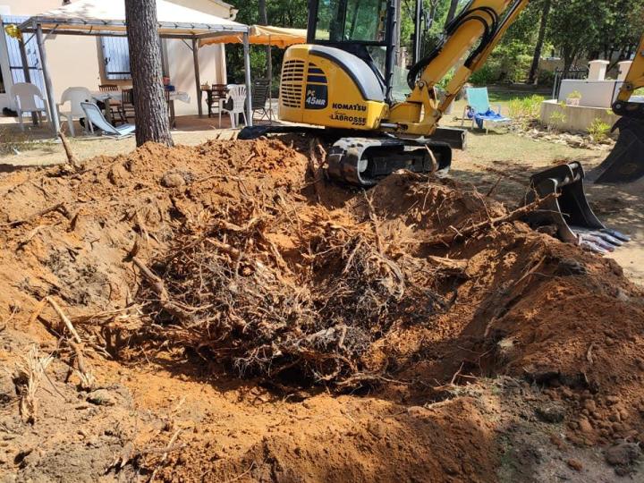 Nettoyage d’un terrain avant les travaux d’aménagement